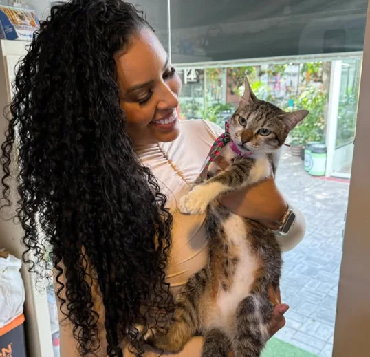 Cliente segurando gato na ForPets