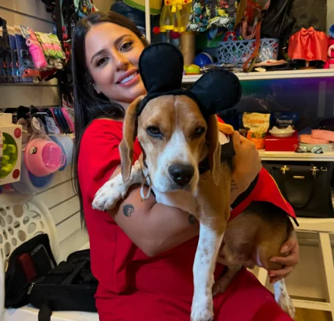 Cliente com cachorro em ação temática na ForPets