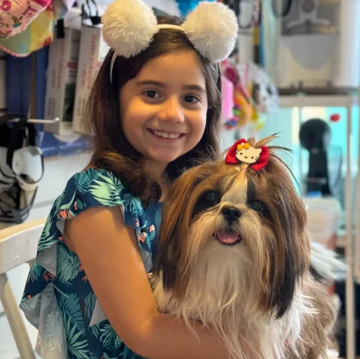 Criança com cachorro na ForPets
