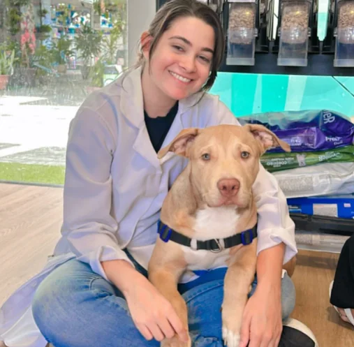 Cliente demonstrando carinho pelo seu pet na ForPets