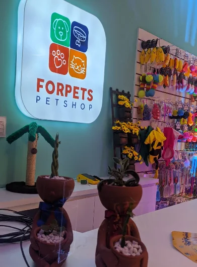 Interior da ForPets Pet Shop com a identidade da marca