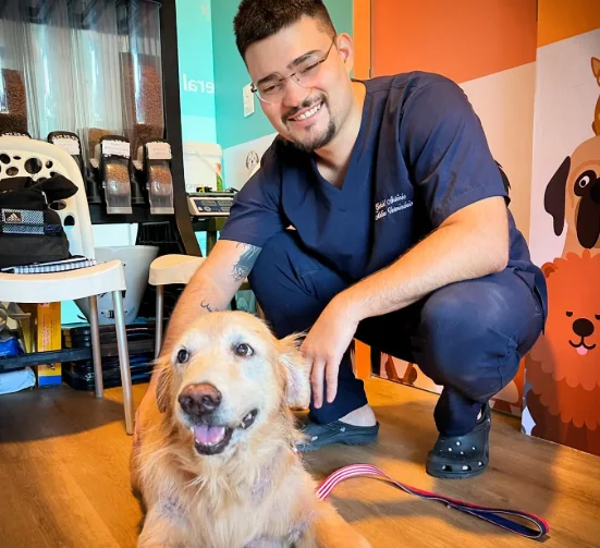 Profissional com cachorro na ForPets